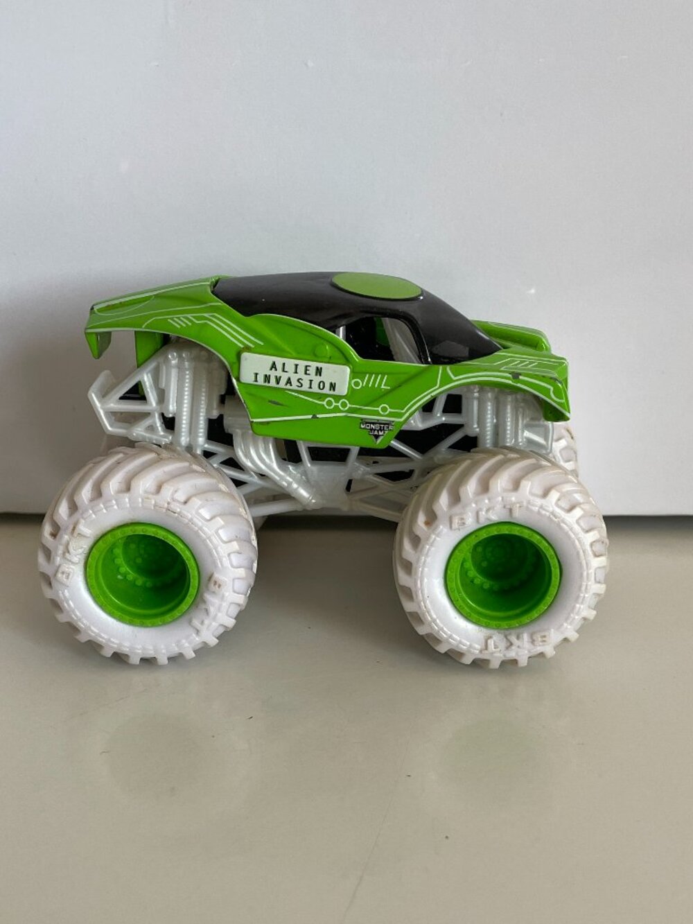 *♪ Monster Jam Truck Spin Master - Alien Invasion Green White BKT- Scale 1:64 *♪